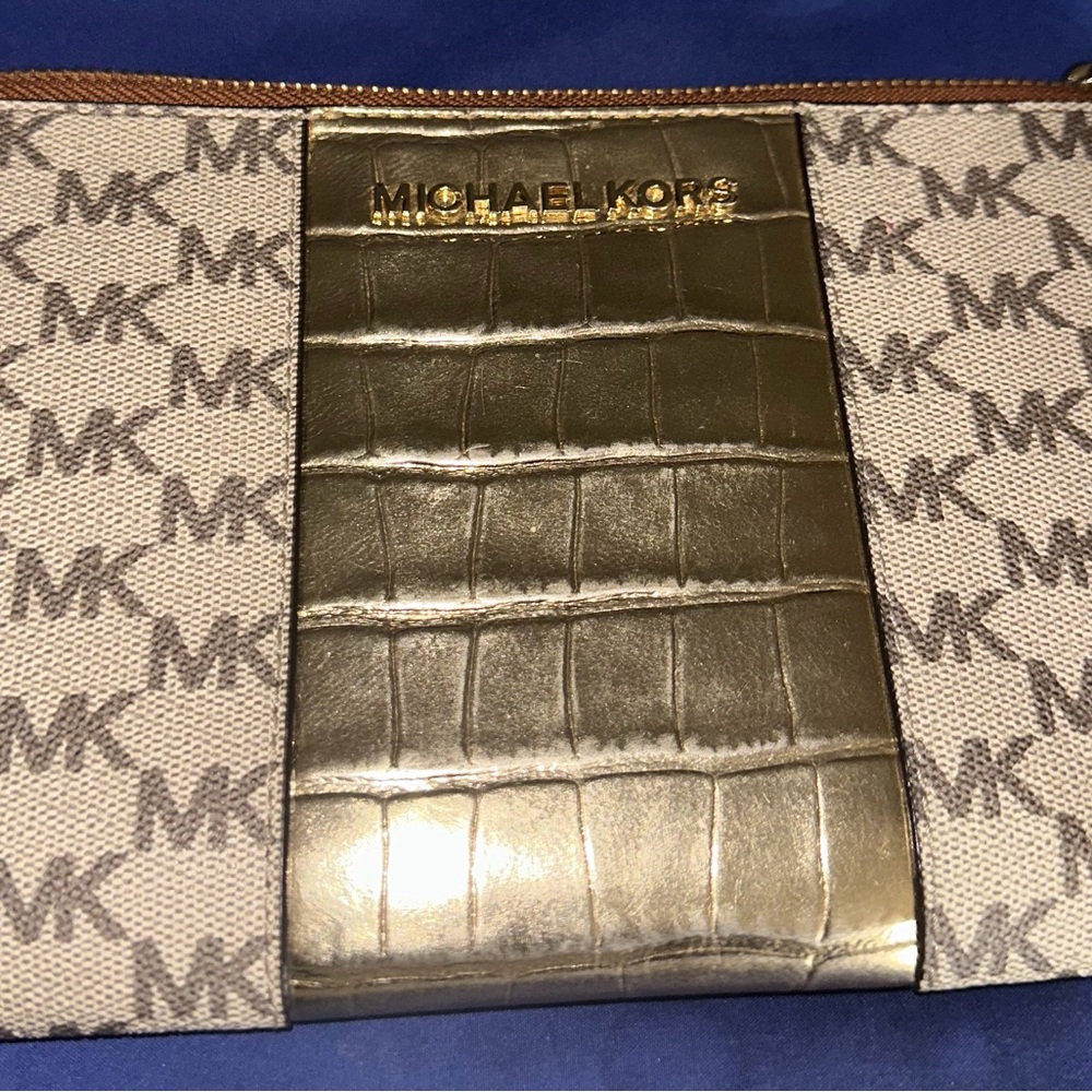 MK wristlets only used a few time in great condition and clean